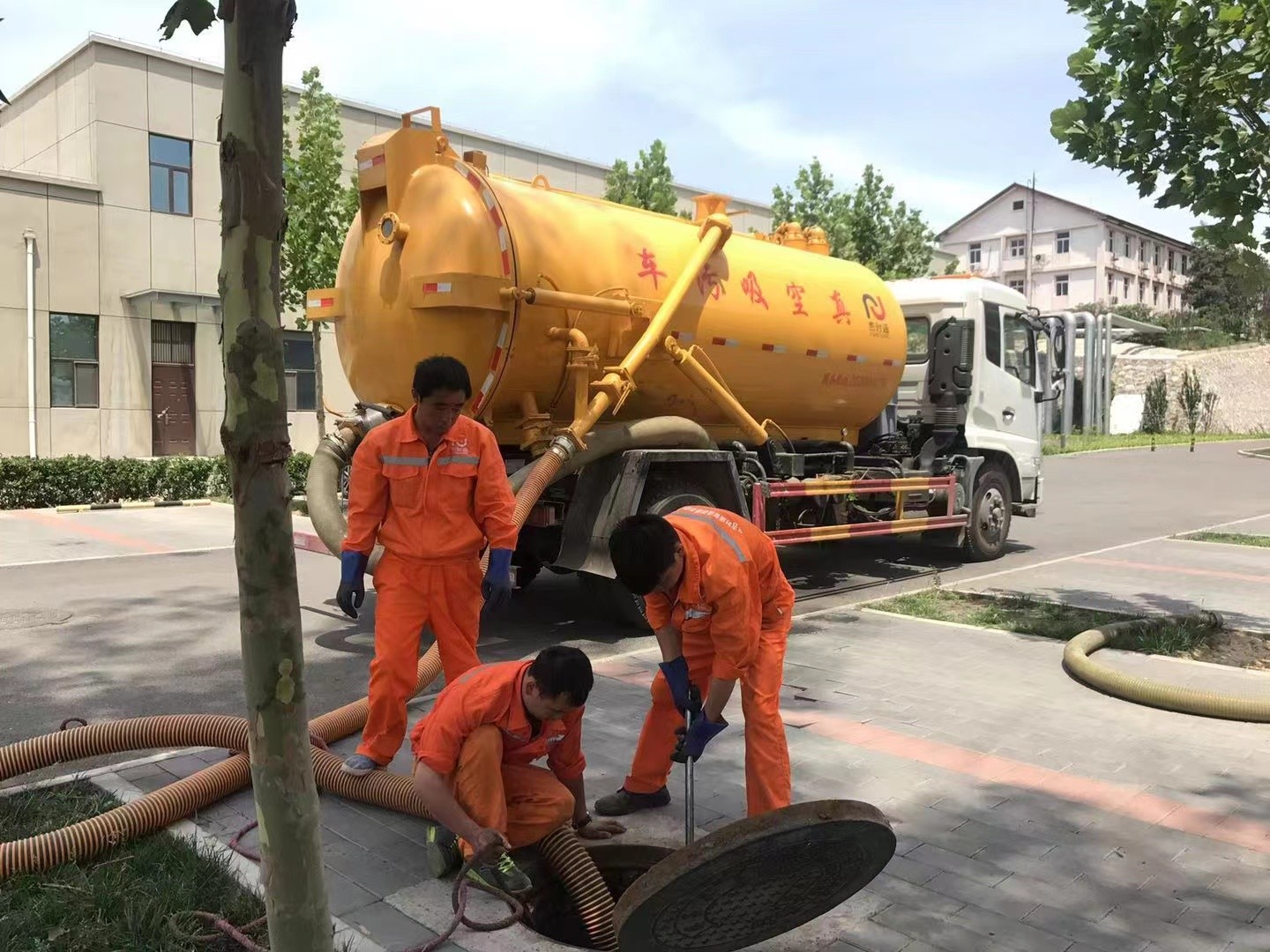 宾阳管道疏通车停在窨井附近