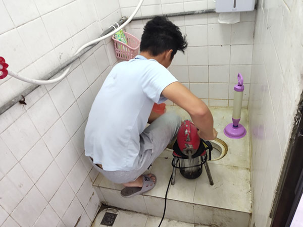 宾阳管道堵塞冒臭气 专业师傅现场解决问题
