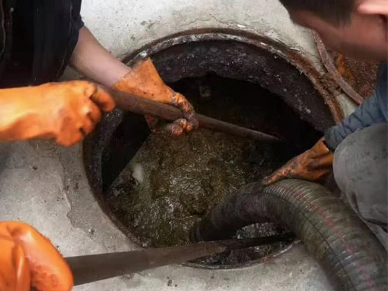 宾阳清理化粪池时如何避免沼气的危害？